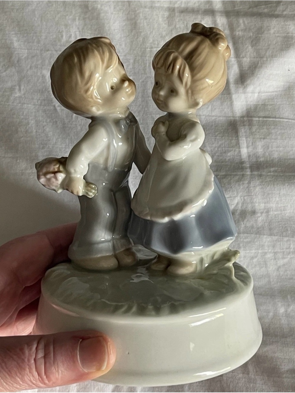 GIBSON GREETING CARDS MOVING BOY & GIRL PORCELAIN MUSIC BOX-OTAGIRI ORIG. JAPAN